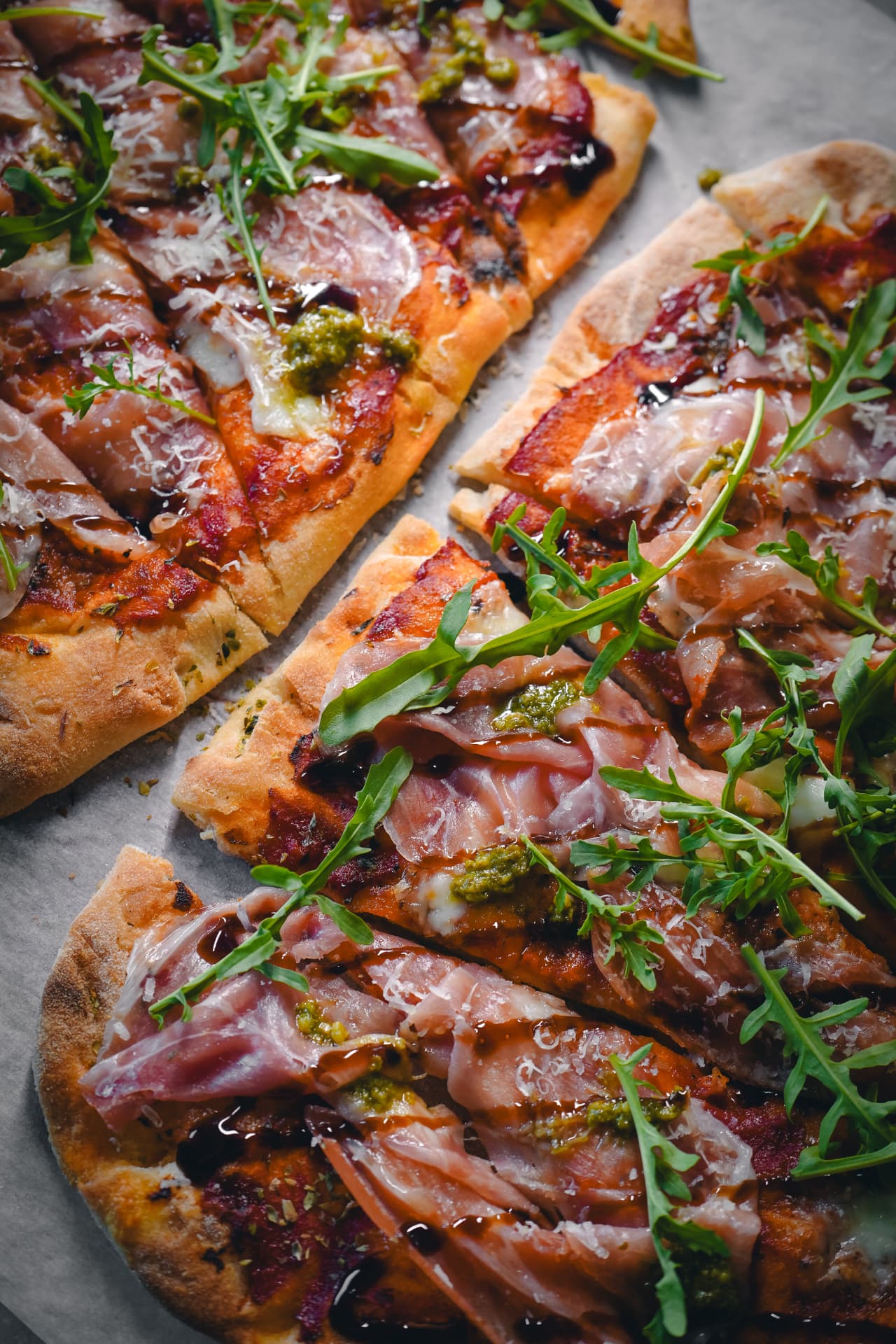 Pinsa med prosciutto og ruccola