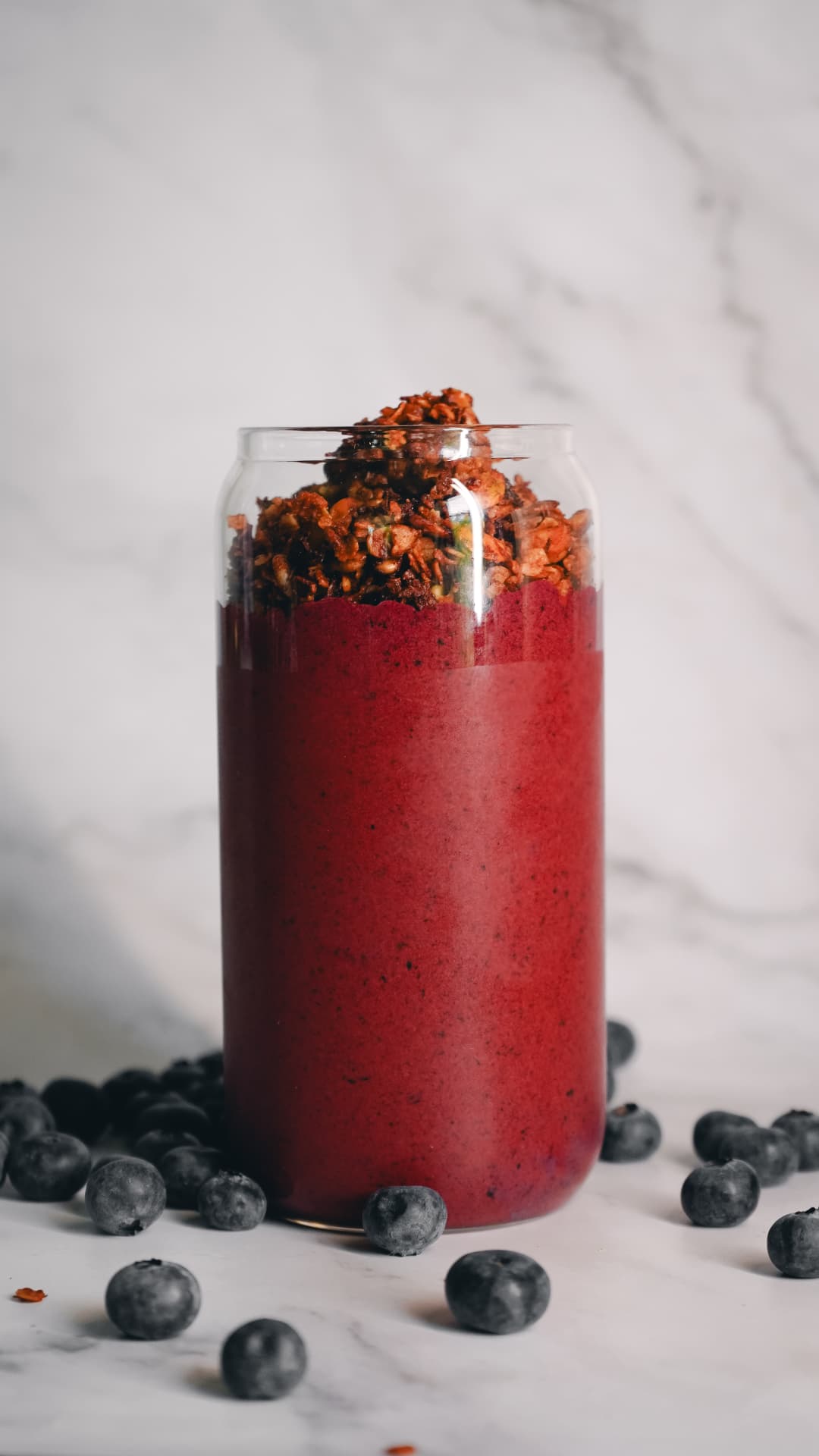 Bærsmoothie med granola